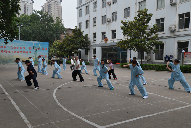 聘請(qǐng)陳式太極拳知名教練教學(xué)，開展太極拳興趣小組活動(dòng)。