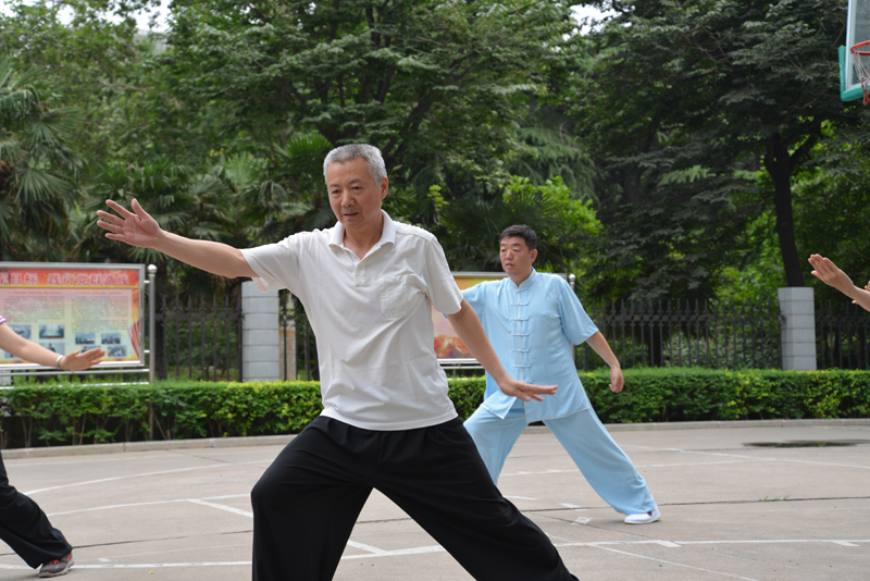 聘請(qǐng)陳式太極拳知名教練教學(xué)，開展太極拳興趣小組活動(dòng)。