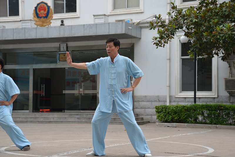 聘請(qǐng)陳式太極拳知名教練教學(xué)，開展太極拳興趣小組活動(dòng)。