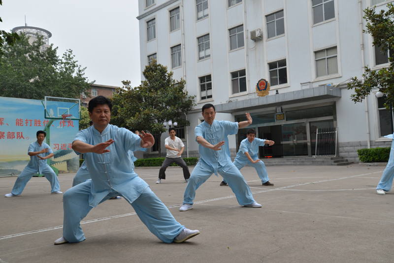 聘請(qǐng)陳式太極拳知名教練教學(xué)，開展太極拳興趣小組活動(dòng)。