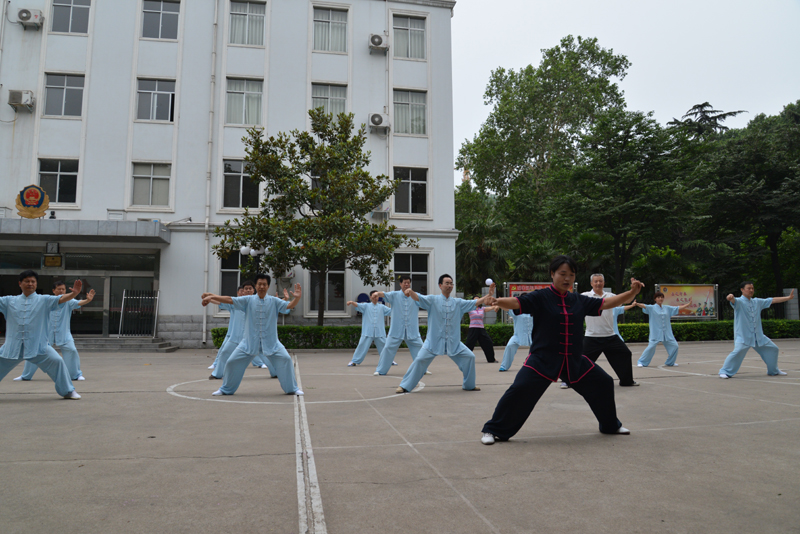 聘請(qǐng)陳式太極拳知名教練教學(xué)，開展太極拳興趣小組活動(dòng)。