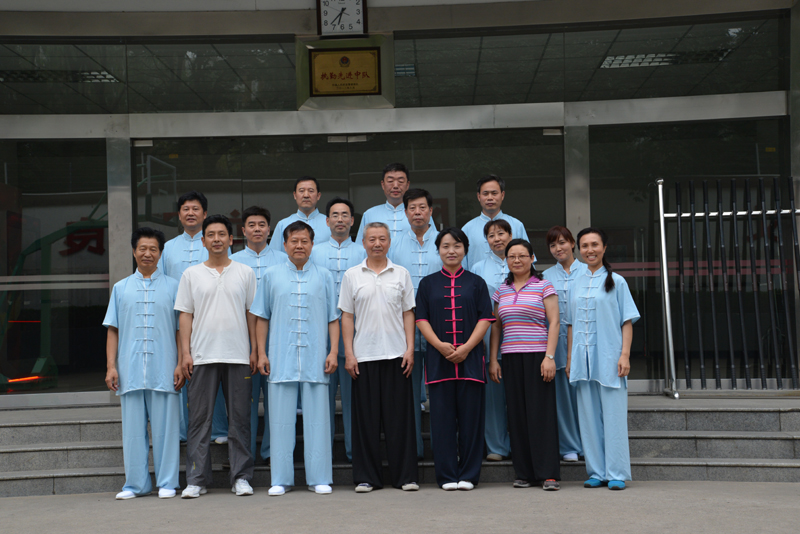 聘請(qǐng)陳式太極拳知名教練教學(xué)，開展太極拳興趣小組活動(dòng)。