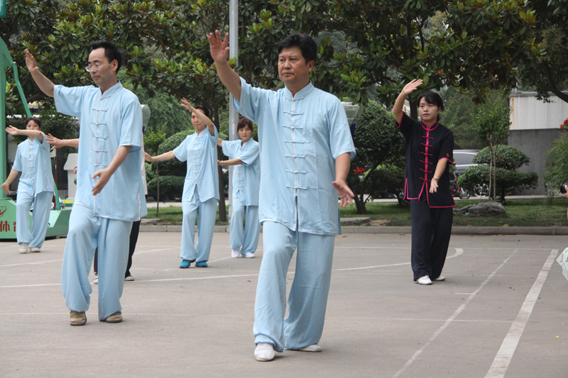 聘請(qǐng)陳式太極拳知名教練教學(xué)，開展太極拳興趣小組活動(dòng)。